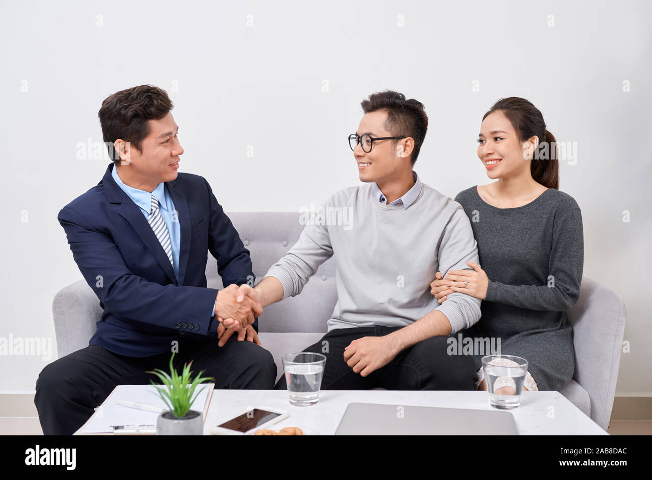 Immobilienmakler arbeiten mit Klienten im Büro Stockfoto