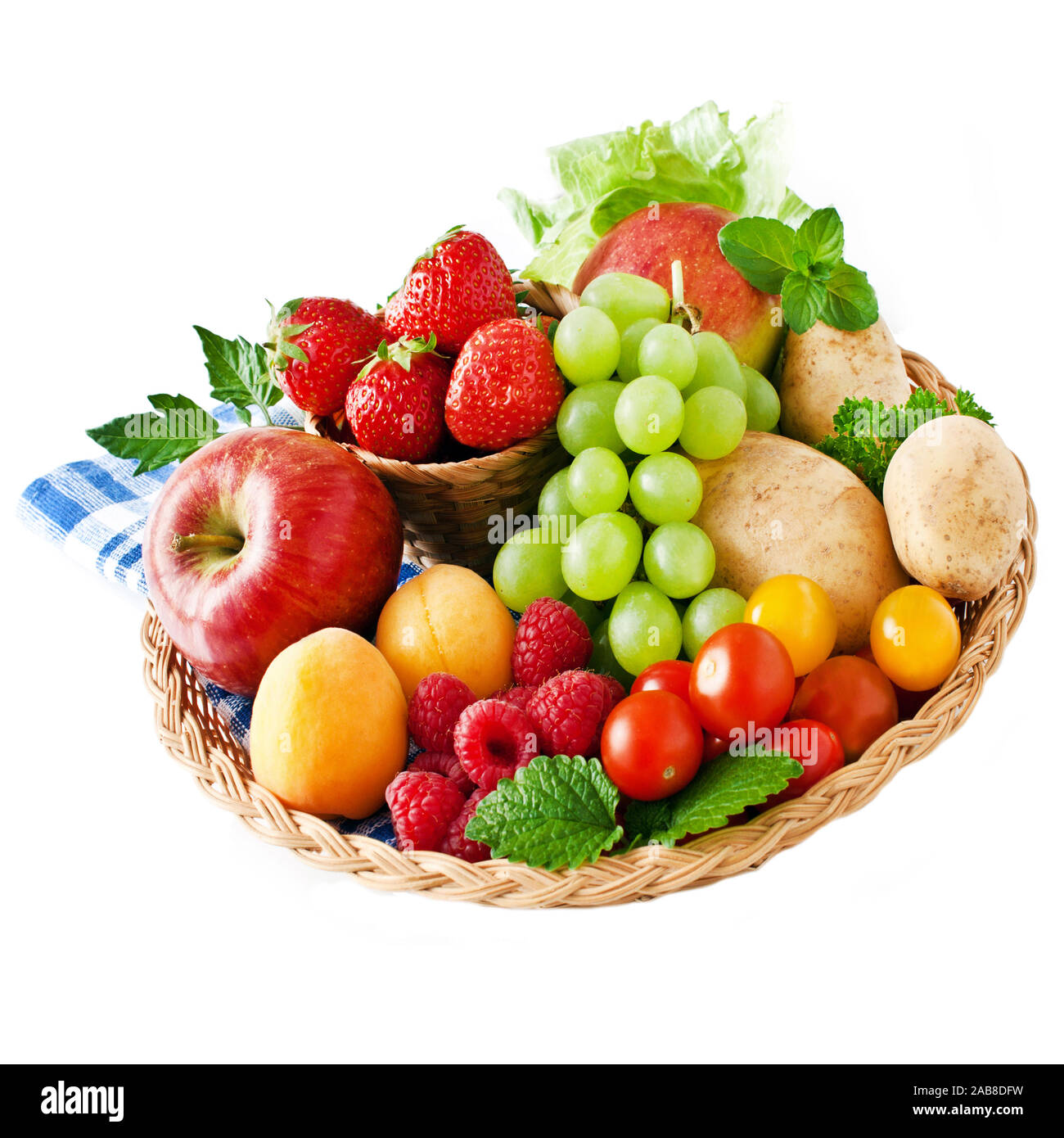 Verschiedene Früchte und Gemüse und Korb Stockfoto