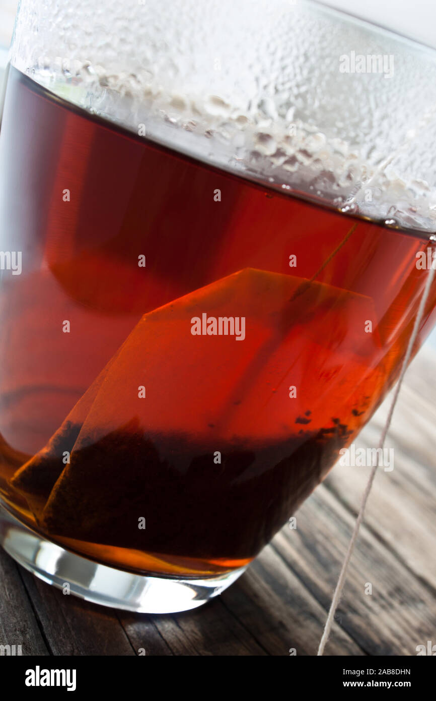 Kaffee und Tee Beutel in Glas Schale Stockfoto