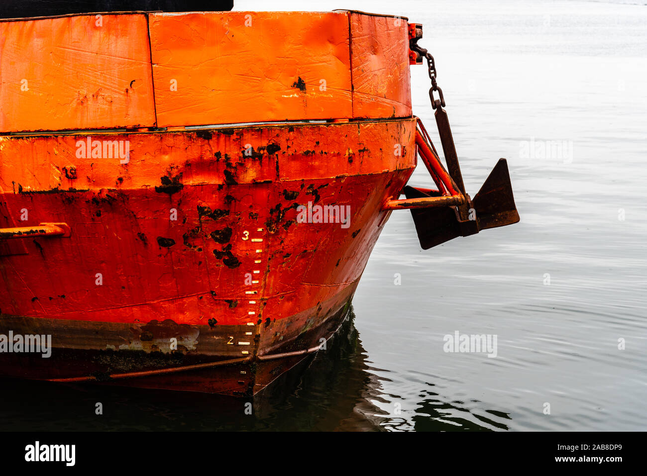 Nahaufnahme der Bug des alten verrosteten Roten Schiff im Hafen vor Anker. Stockfoto