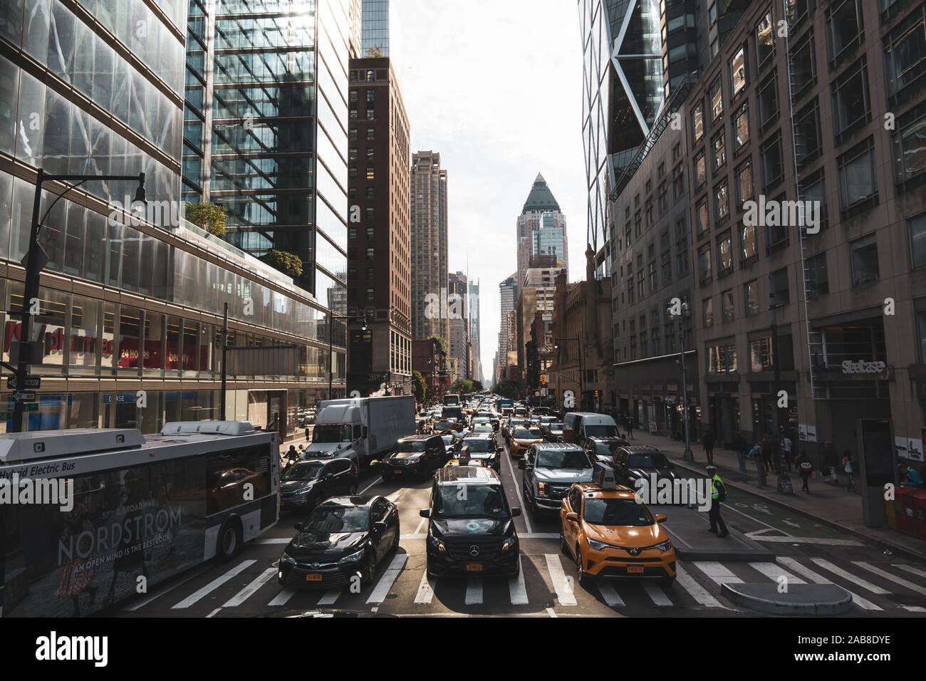 New York City, USA: Oktober 13, 2019: beschäftigte Straße mit Autos und gelbe Taxis in Manhattan, in der großen Stadt New York Stockfoto
