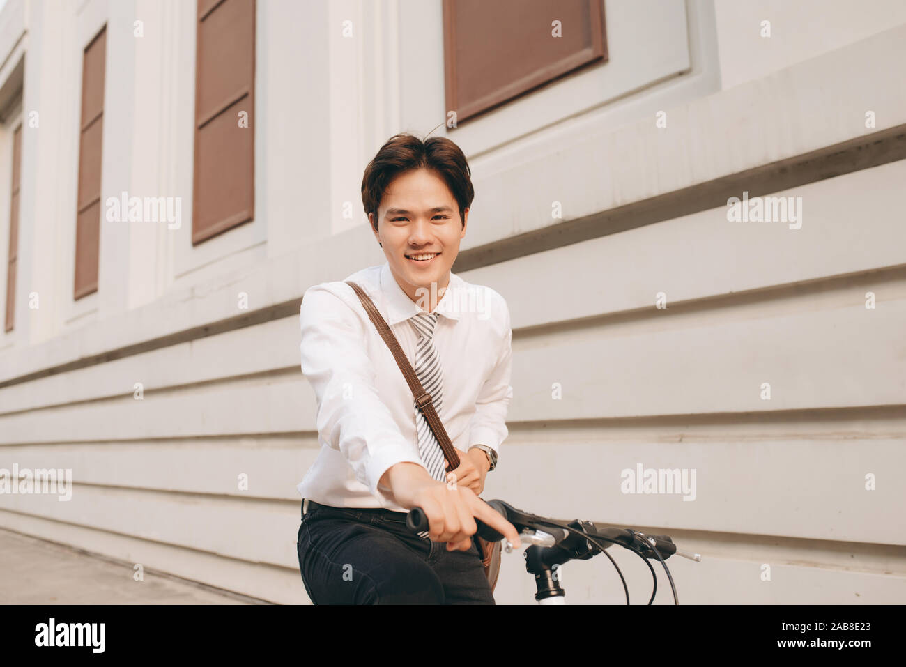 Lifestyle, Verkehr und Personen Konzept - junge Menschen auf der Straße Stockfoto