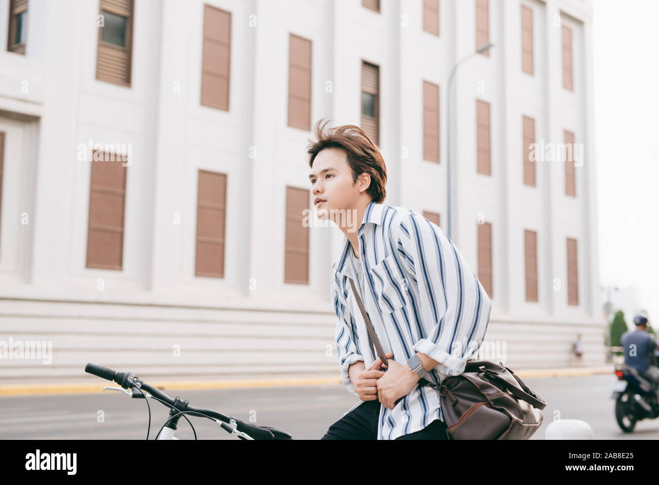 Erfolgreicher Geschäftsmann Reiten Fahrrad Stockfoto
