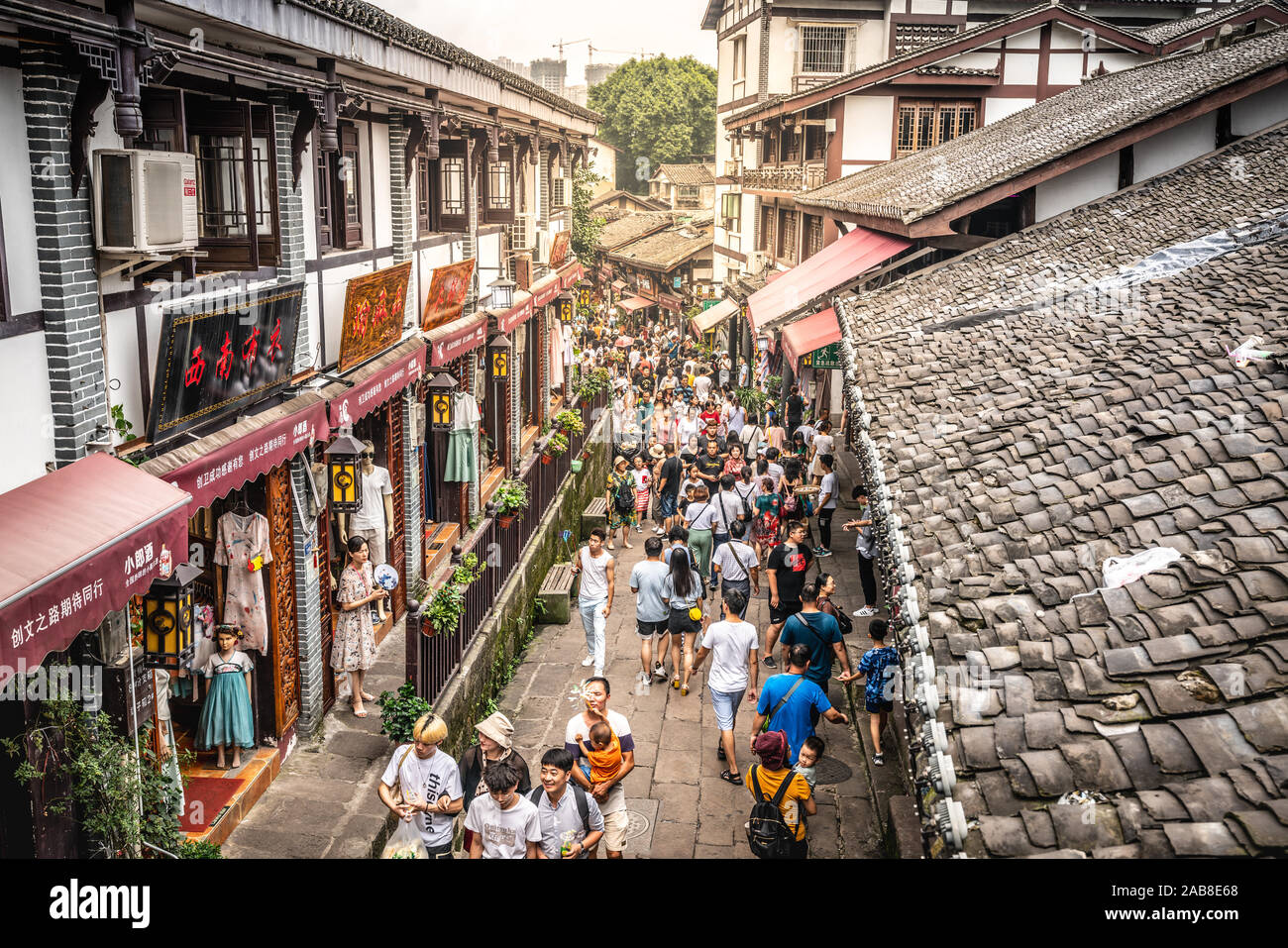 Chongqing, China, 7. August 2019: Ciqikou oder Porzellan Hafen Altstadt gasse Top View voller Menschen, und dramatischen Licht in Chongqing, China Stockfoto