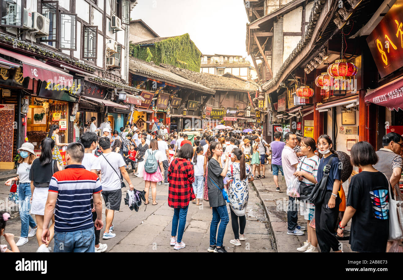 Chongqing, China, 7. August 2019: Ciqikou Gasse voller Menschen mit alten Häusern und Geschäften in Chongqing, China Stockfoto