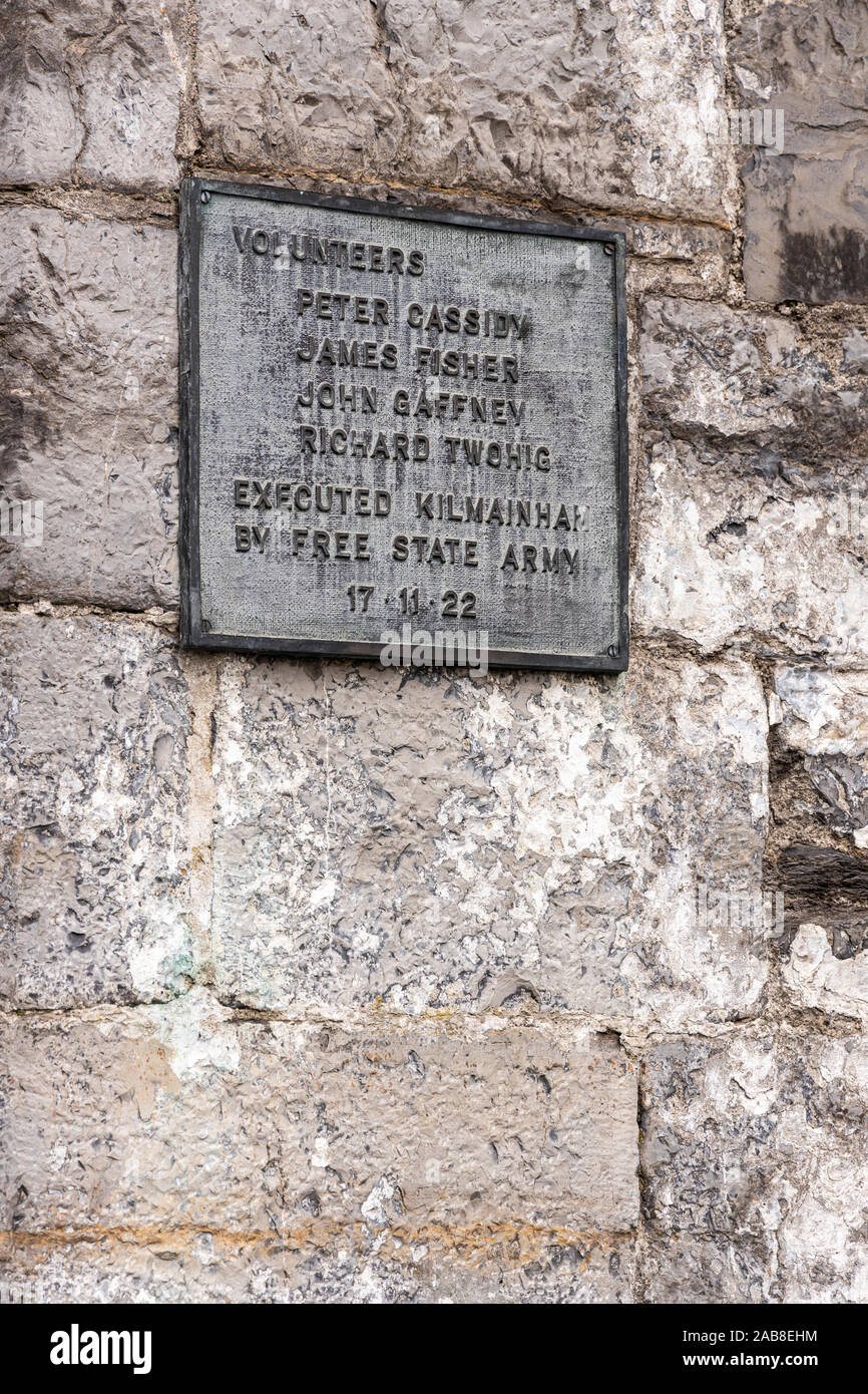 Gedenktafel mit den Namen der Freiwilligen im Hof am Kilmainham Gaol während der irischen Bürgerkrieg 1922, Dublin, Irland Stockfoto