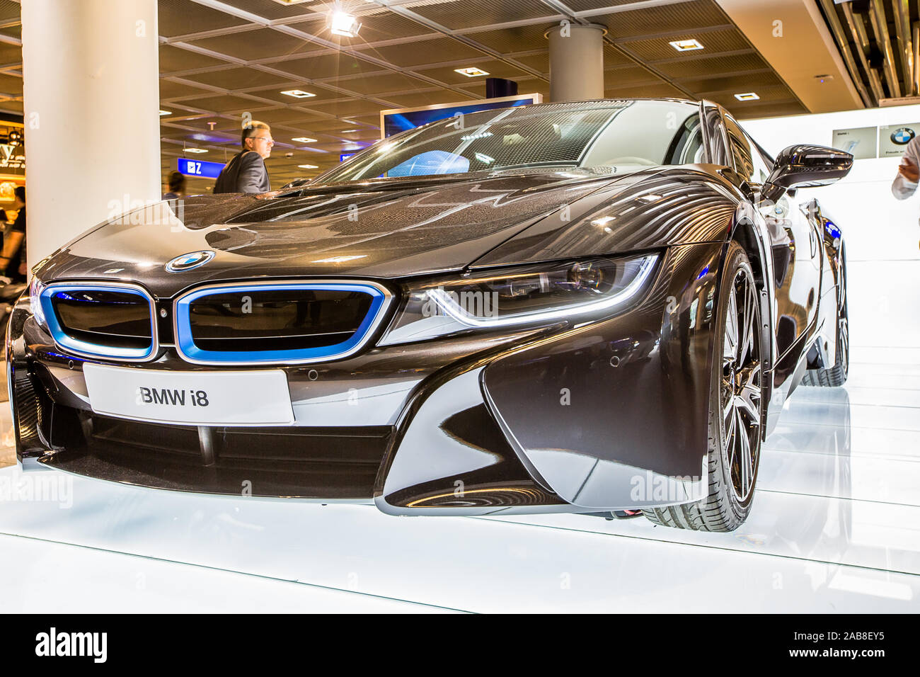 Flughafen Dubai, Australien - Juni 12, 2014: BMW i8 hybrid Auto auf Ausstellung in Dubai Airport. Stockfoto