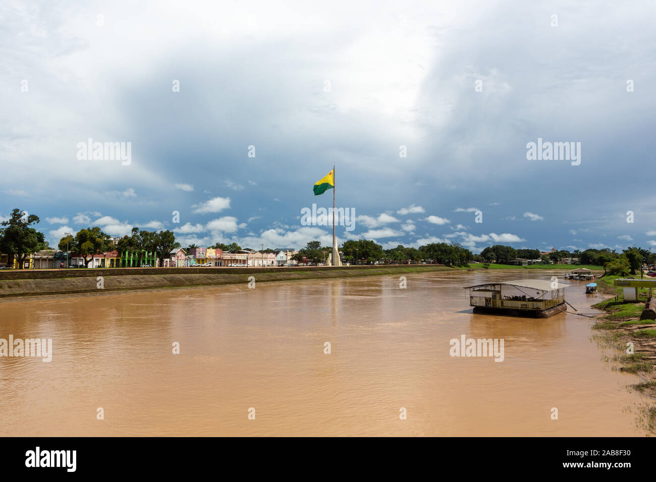Wunderschöne Aussicht auf den Fluss Acre im amazonas und den 'Gameleira' Bürgersteig des Rio Branco Stadtzentrum an bewölkten Wintertagen. Konzept der Umwelt, Ökologie. Stockfoto