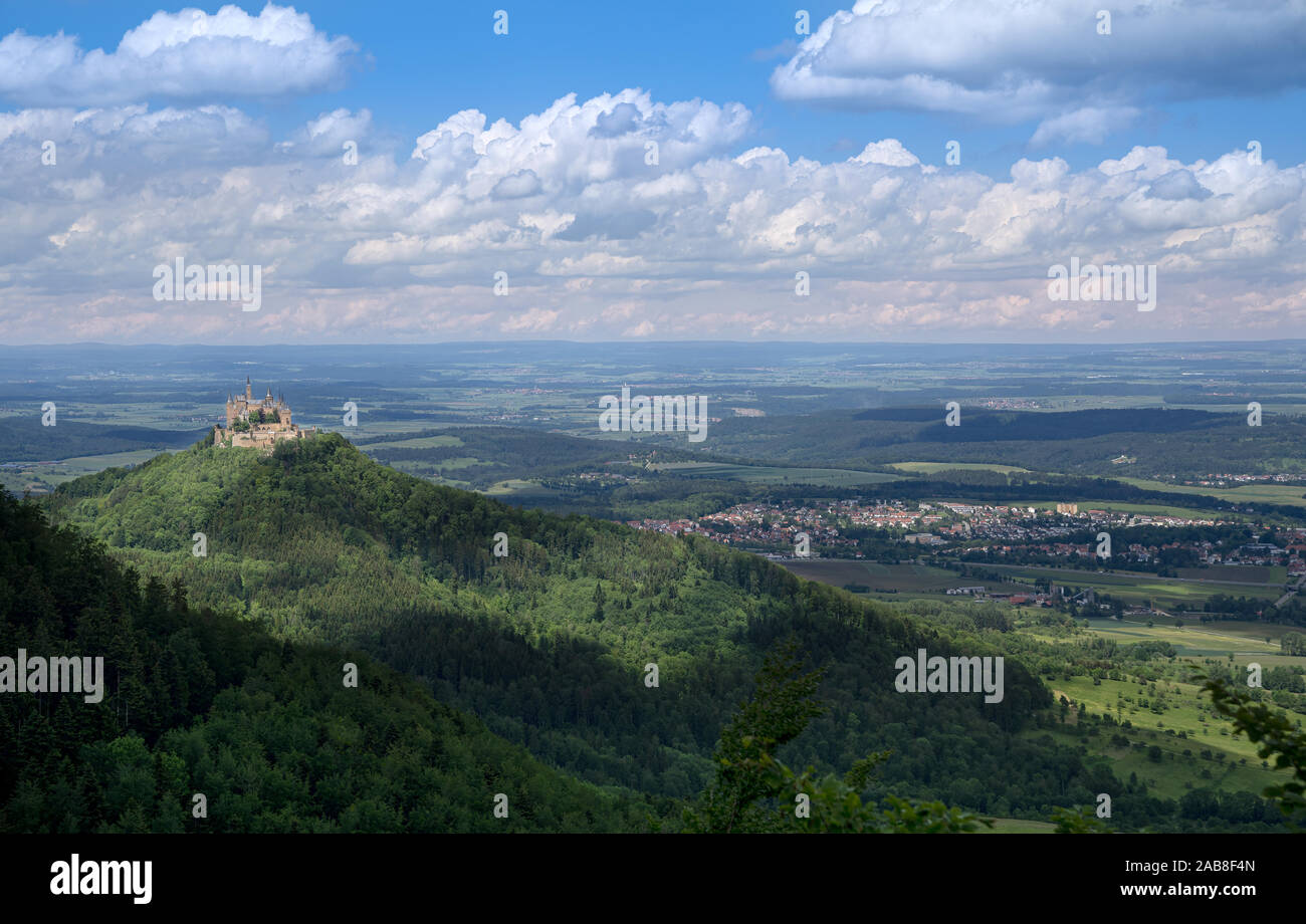 Burg Hohenzollern mit der Stadt Hechingen, Deutschland Stockfotografie