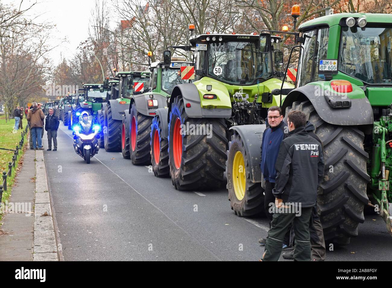 Berlin, Deutschland. 26 Nov, 2019. Tausende von Traktoren Kopf in Berlin als Bauern protestieren gegen die Agrarpolitik der Bundesregierung Quelle: Sean Smuda/ZUMA Draht/Alamy leben Nachrichten Stockfoto