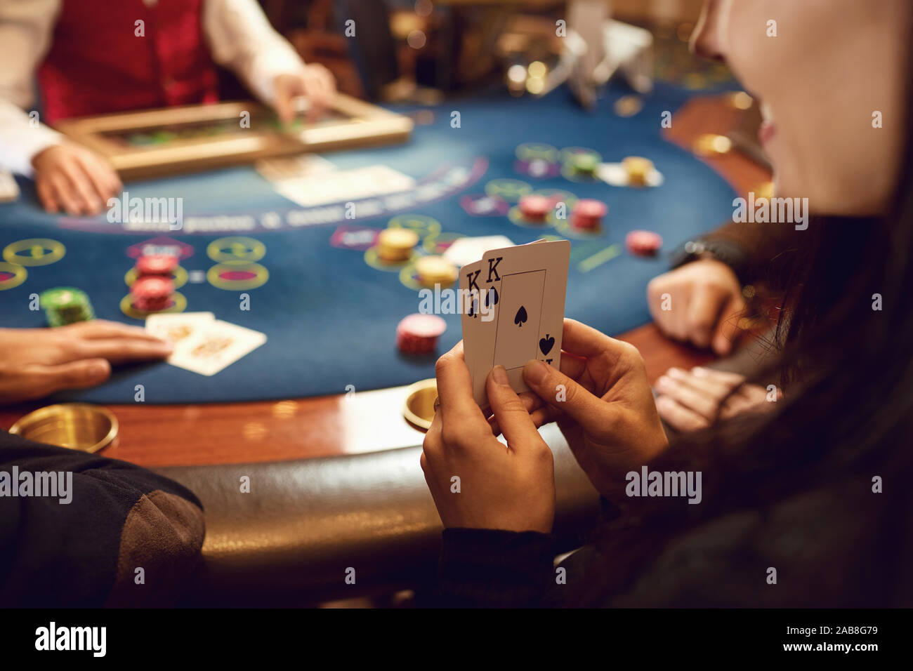 Close-up Hände eines Poker Spieler Kontrolle Karten in einem Casino. Stockfoto