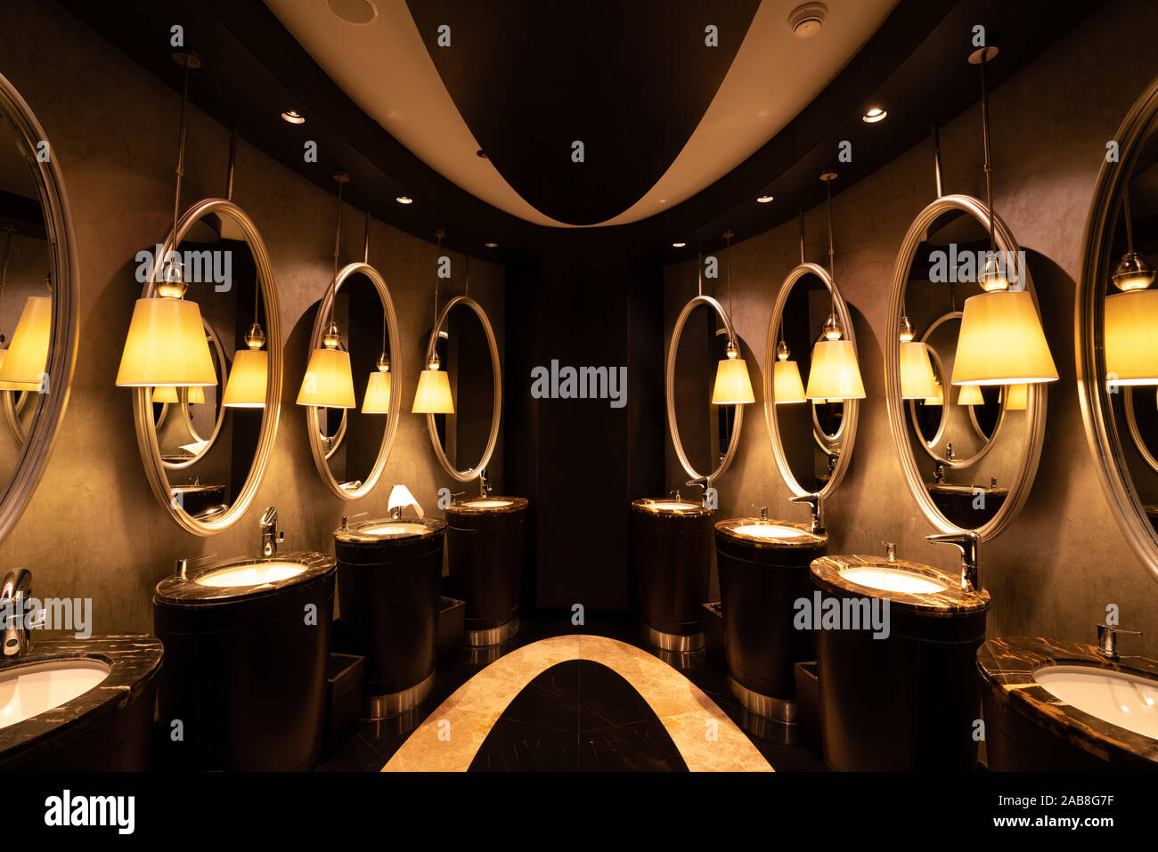 Eine modern eingerichtete, öffentliche Toilette mit Spiegel in ein luxuriöses Restaurant oder Hotel. Stockfoto