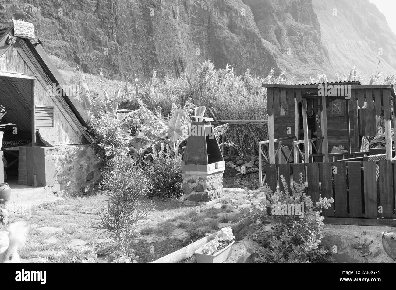 Typisches Haus Madeira mit einem alten Backofen im Garten (Madeira, Portugal, Europa) Stockfoto