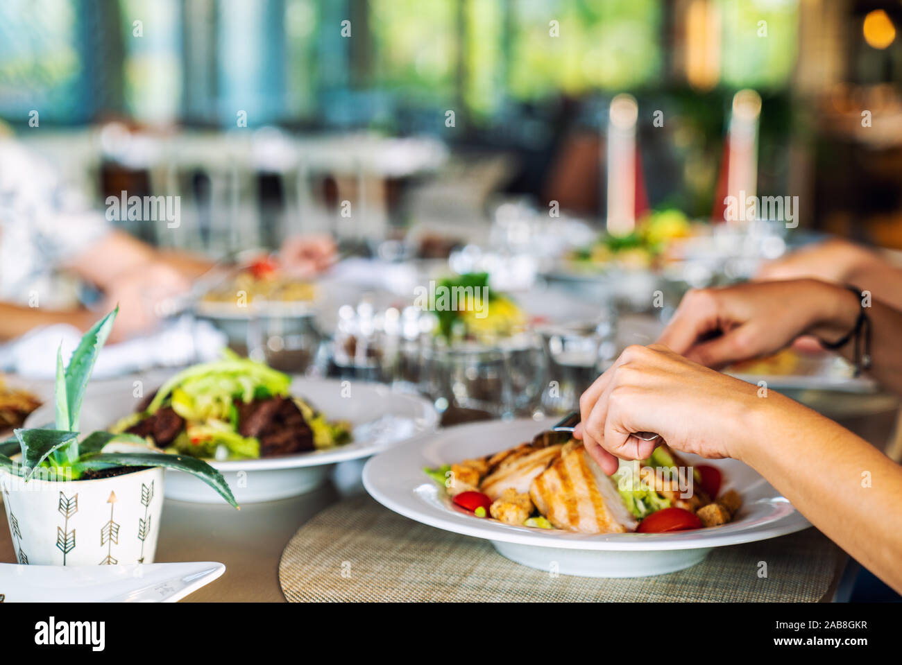 Eine Gruppe von Menschen ist das Speisen in einem eleganten Restaurant oder Hotel. Stockfoto