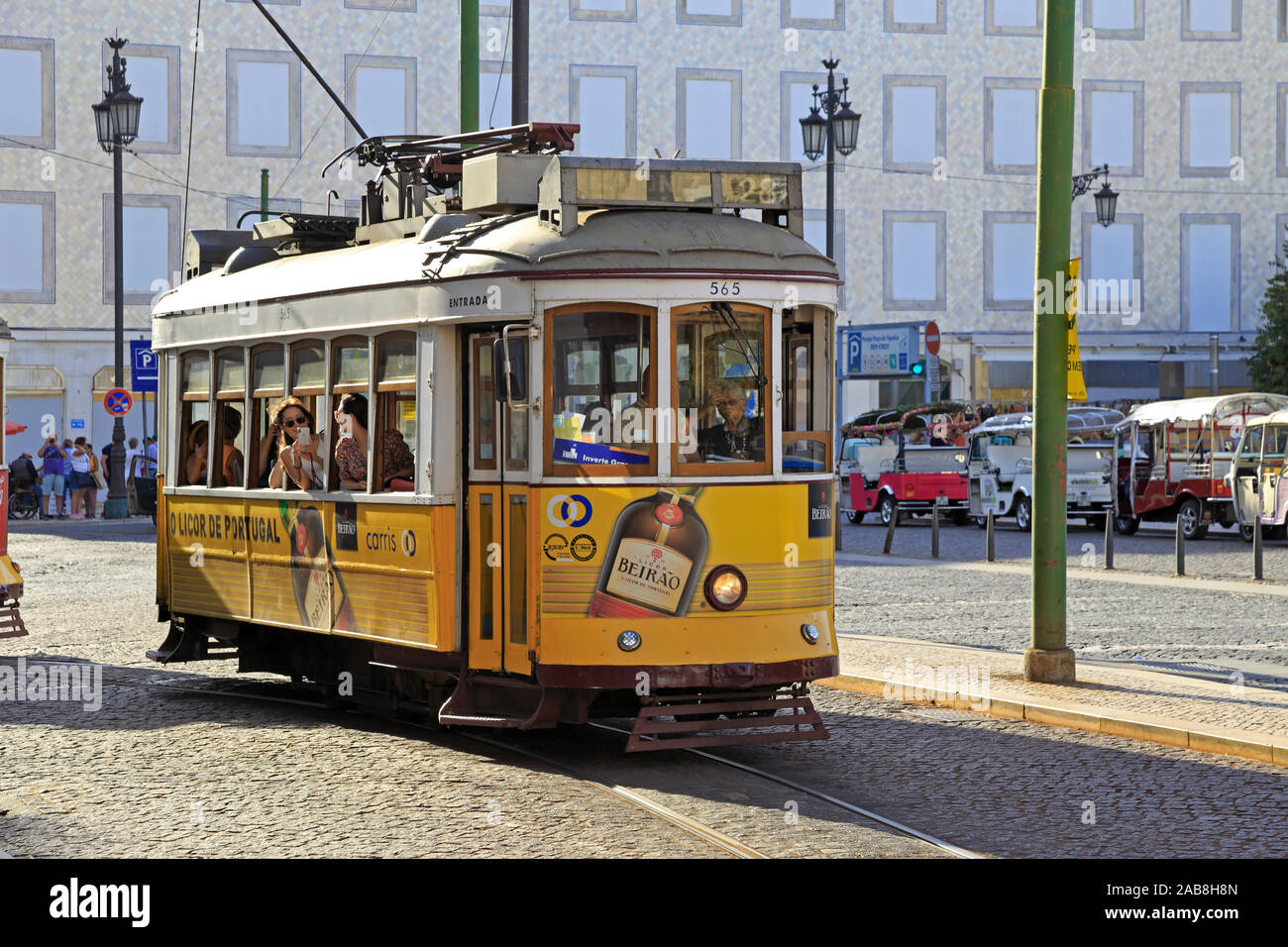 Eine klassische Remodelado Straßenbahn in Figueira Platz Praça da Figueira, Lissabon, Portugal. Stockfoto