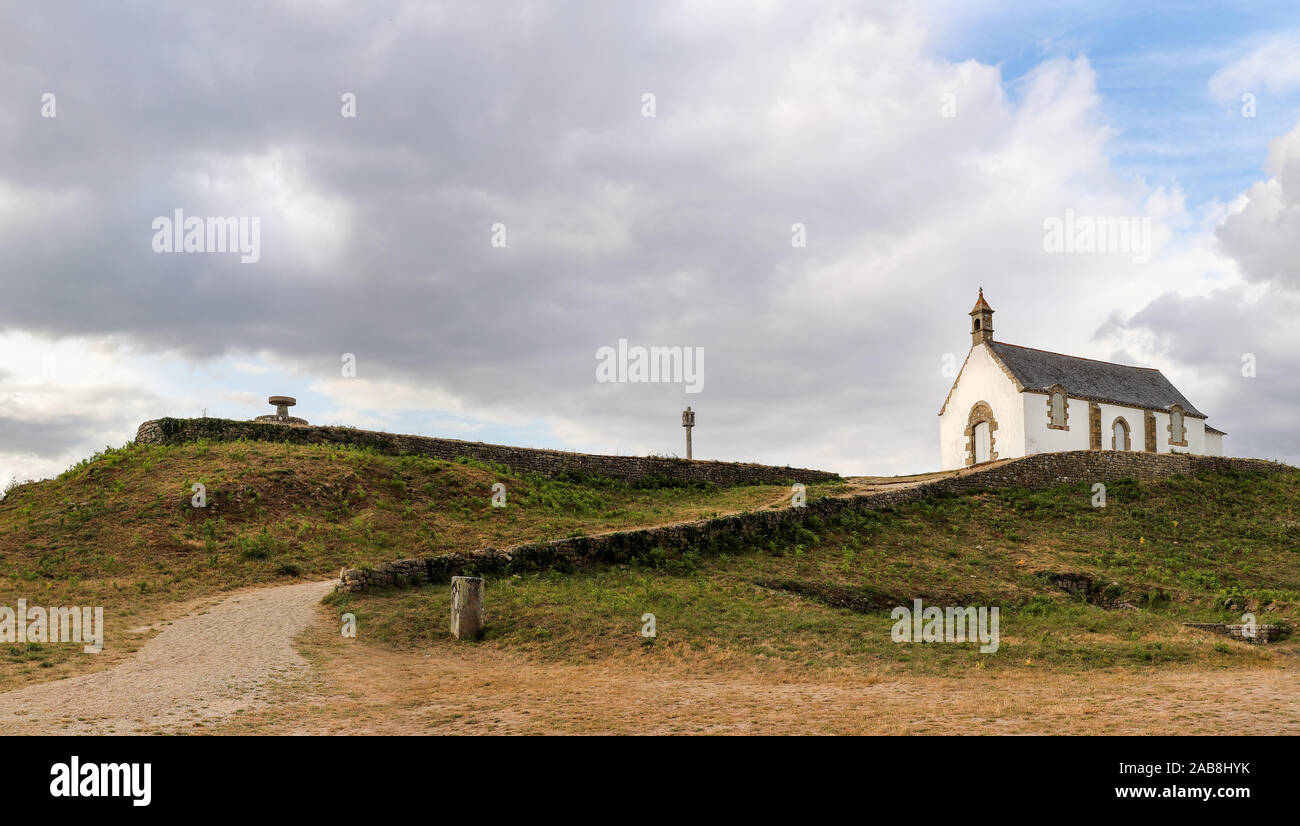 Megalithische Grabhügel Hügelgrab von St Michel mit Kapelle Saint Michel in der Nähe von Carnac in der Bretagne, Frankreich Stockfoto