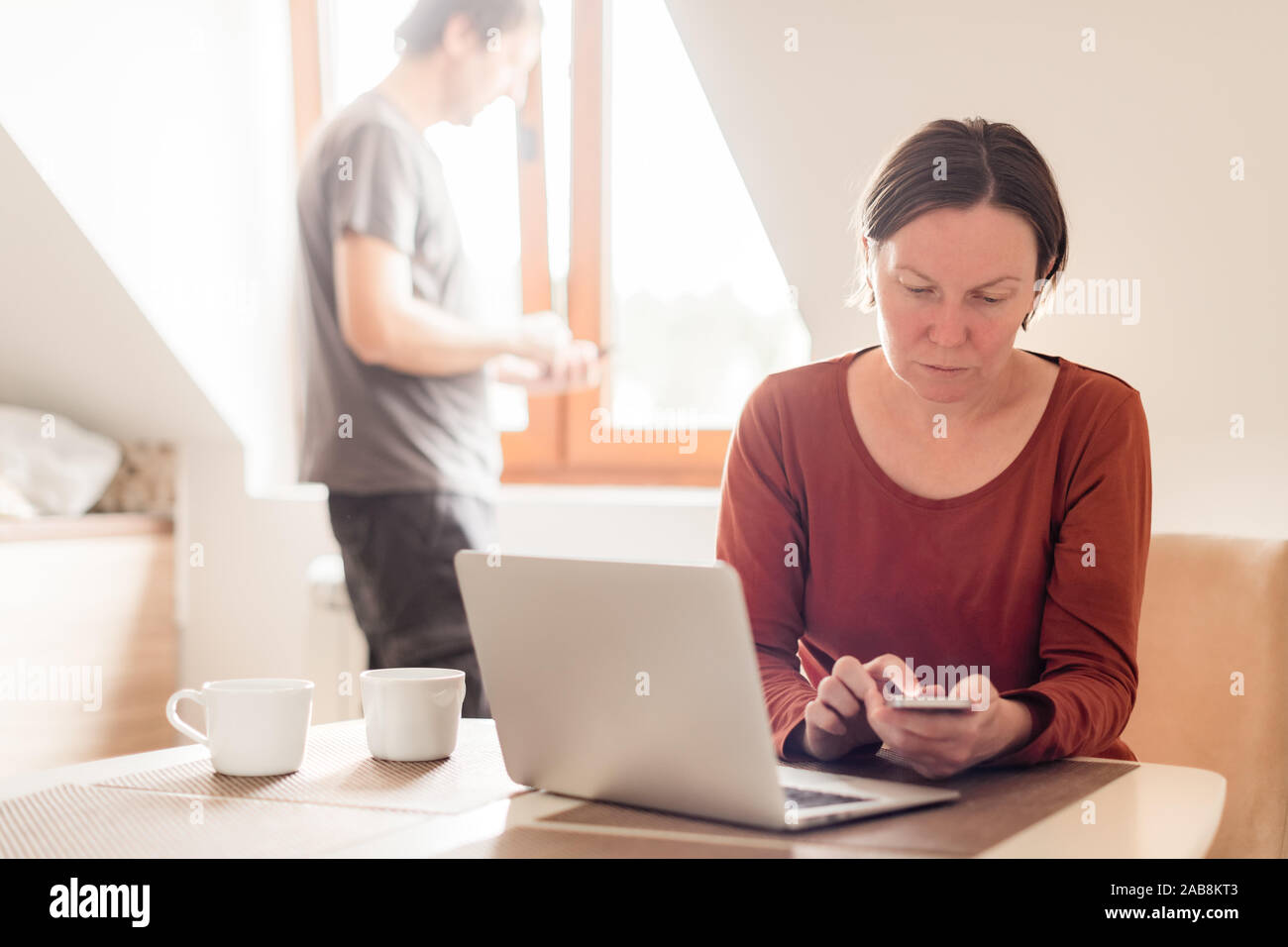 Paar Telecommuting, Frau und Mann bei der Arbeit im Home Office, selektiven Fokus Stockfoto