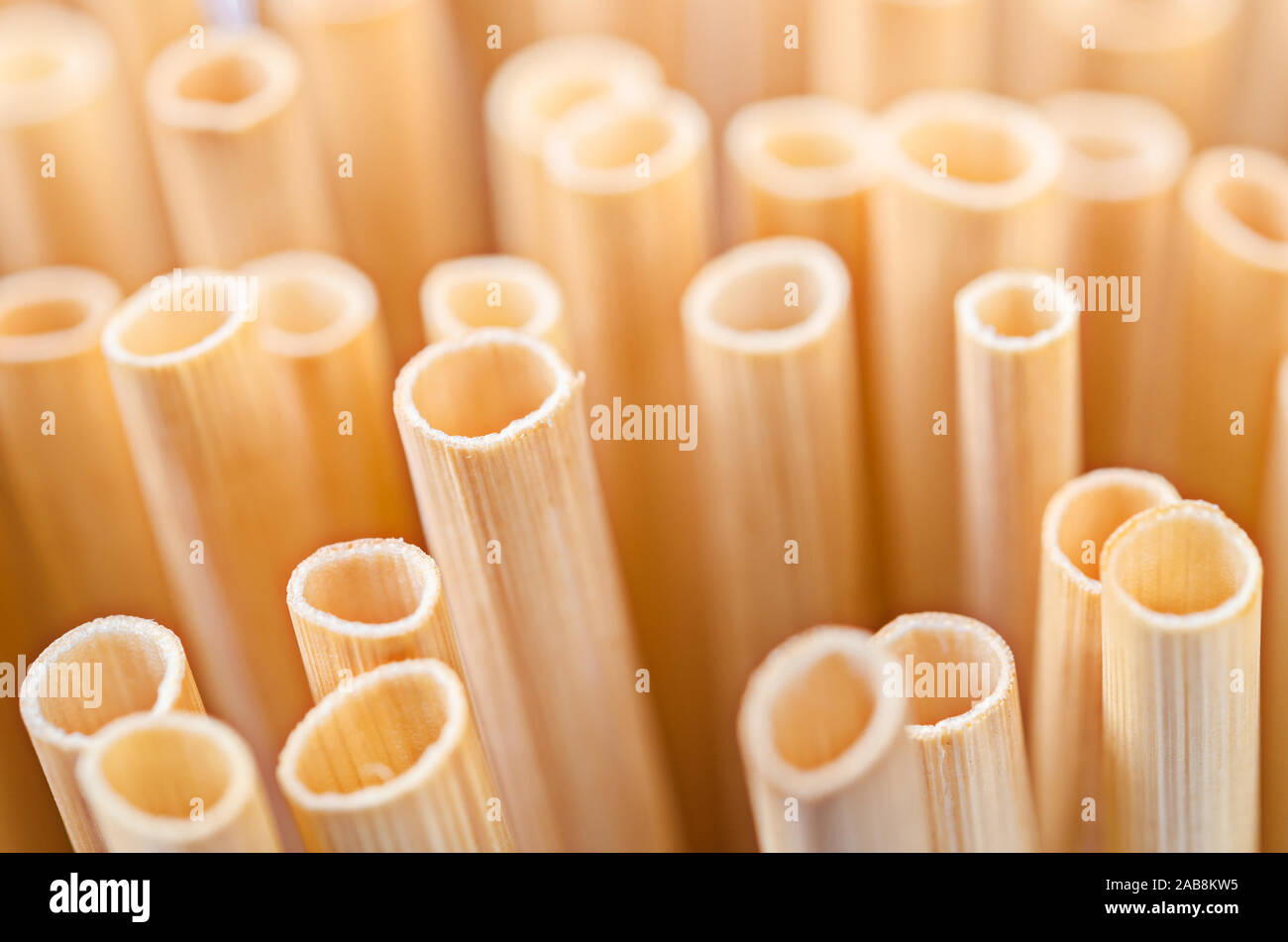 Weizenstroh für Trinkwasser. Null Abfall Konzept. Stockfoto
