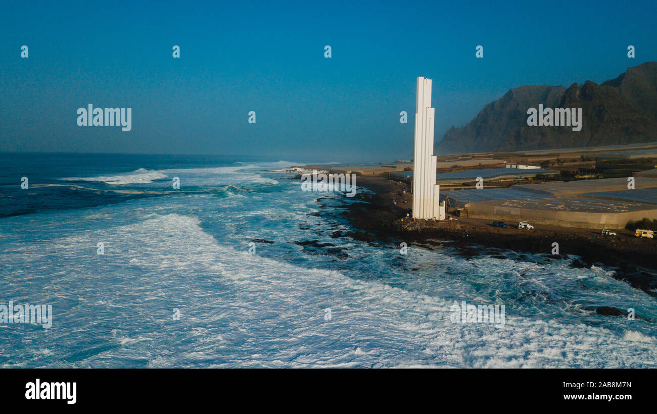 Punta del Hidalgo Leuchtturm. Landschaft mit Blick auf den Ozean. Sonnenuntergang. Stockfoto