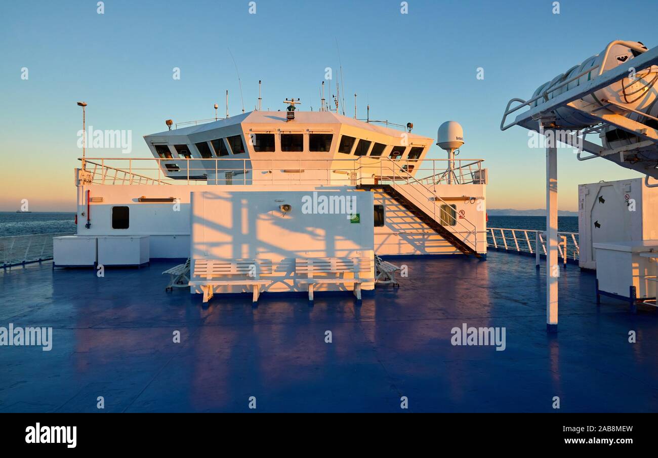 Überfahrt mit der Fähre die Straße von Gibraltar von Marokko nach Spanien, Afrika, Europa