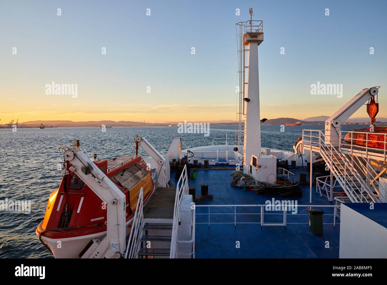 Überfahrt mit der Fähre die Straße von Gibraltar von Marokko nach Spanien, Afrika, Europa