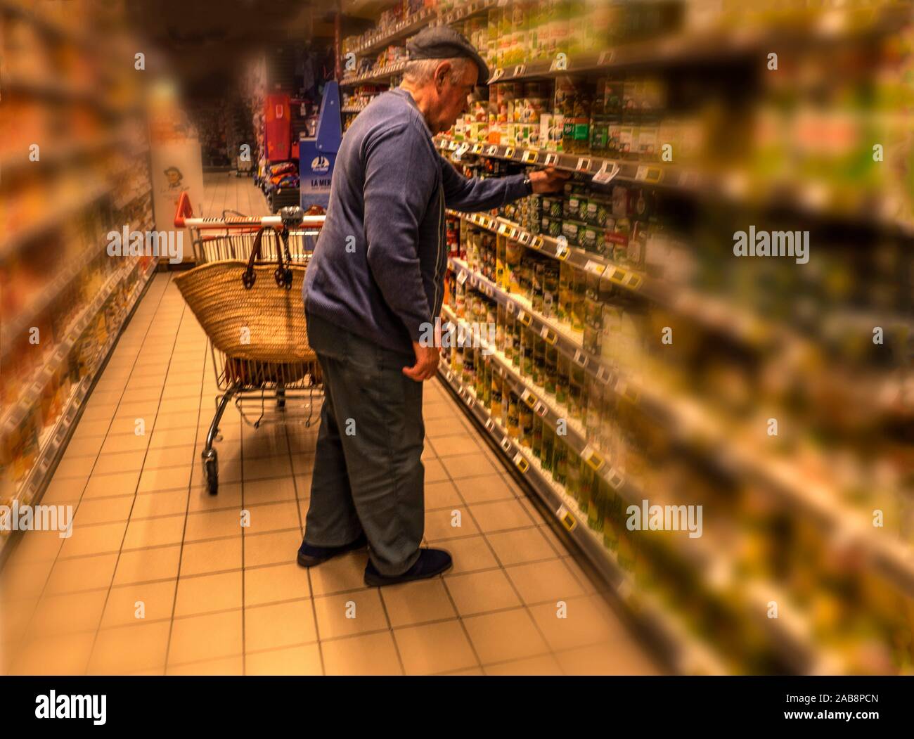 Alter Mann einkaufen Stockfoto