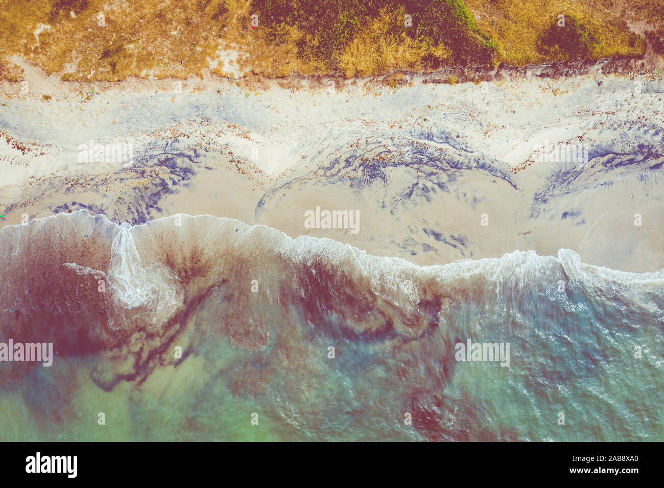 Luftaufnahme der Atlantischen Küste in der Nähe von Palmarin. Saloum Delta Nationalpark, Joal Fadiout, Senegal. Afrika. Foto von drohne von oben. Stockfoto