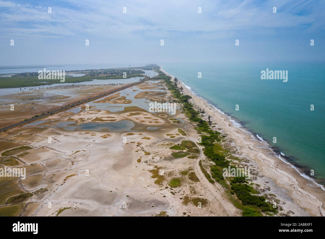 Luftaufnahme der Atlantischen Küste in der Nähe von Palmarin. Saloum Delta Nationalpark, Joal Fadiout, Senegal. Afrika. Foto von drohne von oben. Stockfoto