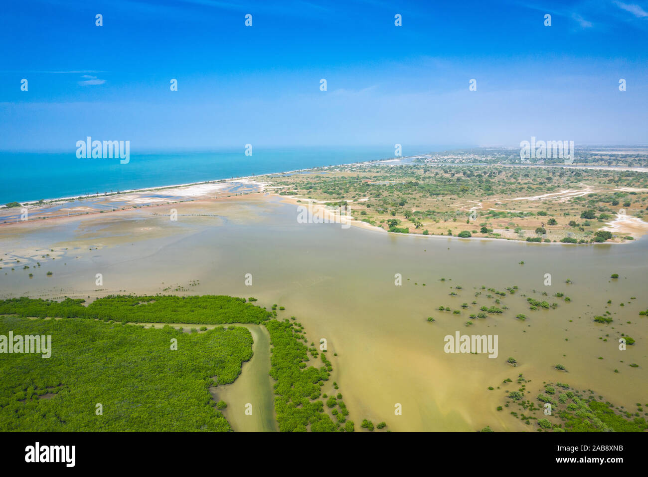 Luftaufnahme der Atlantischen Küste in der Nähe von Palmarin. Saloum Delta Nationalpark, Joal Fadiout, Senegal. Afrika. Foto von drohne von oben. Stockfoto