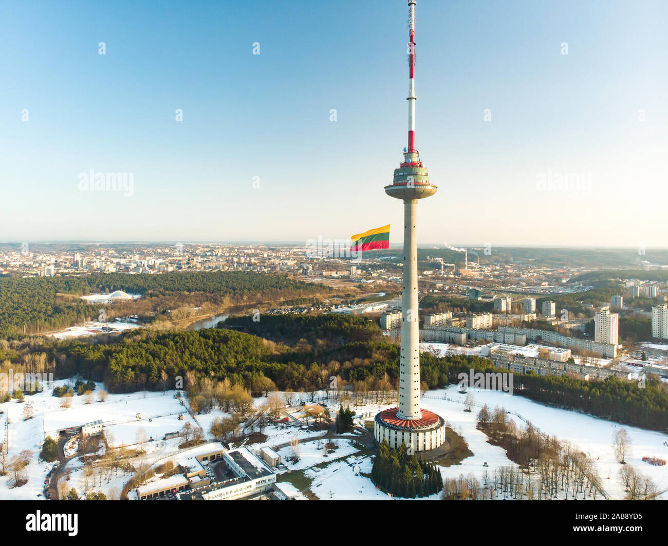 VILNIUS, LITAUEN - 16. FEBRUAR 2018: Riesige tricolor litauischer Flagge schwenkten auf Vilnius Fernsehturm auf der Feier der Restaurierung des Sta Stockfoto