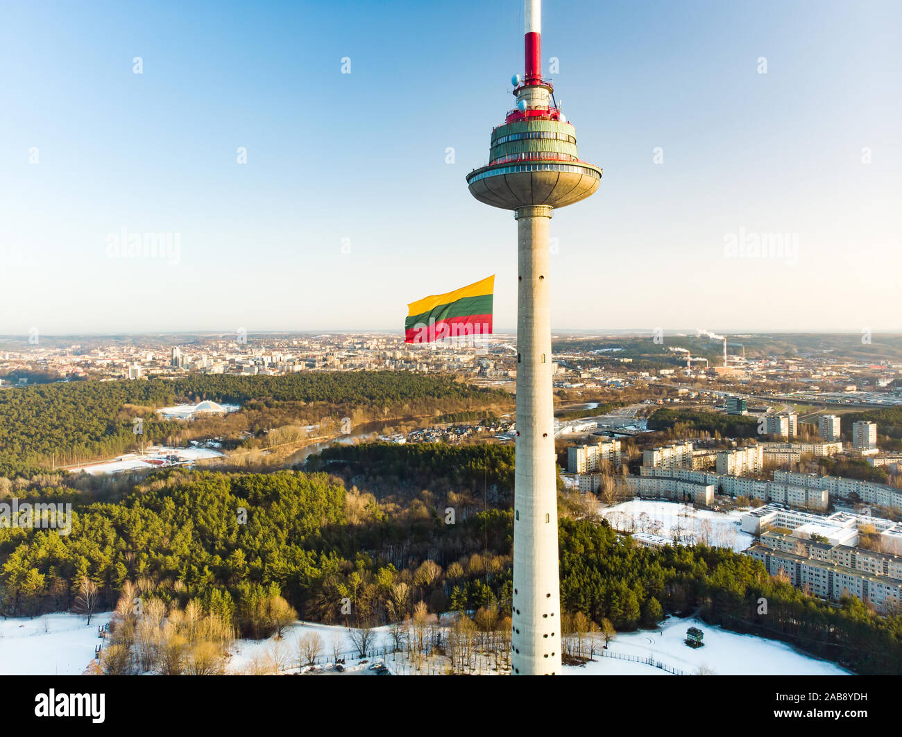 VILNIUS, LITAUEN - 16. FEBRUAR 2018: Riesige tricolor litauischer Flagge schwenkten auf Vilnius Fernsehturm auf der Feier der Restaurierung des Sta Stockfoto