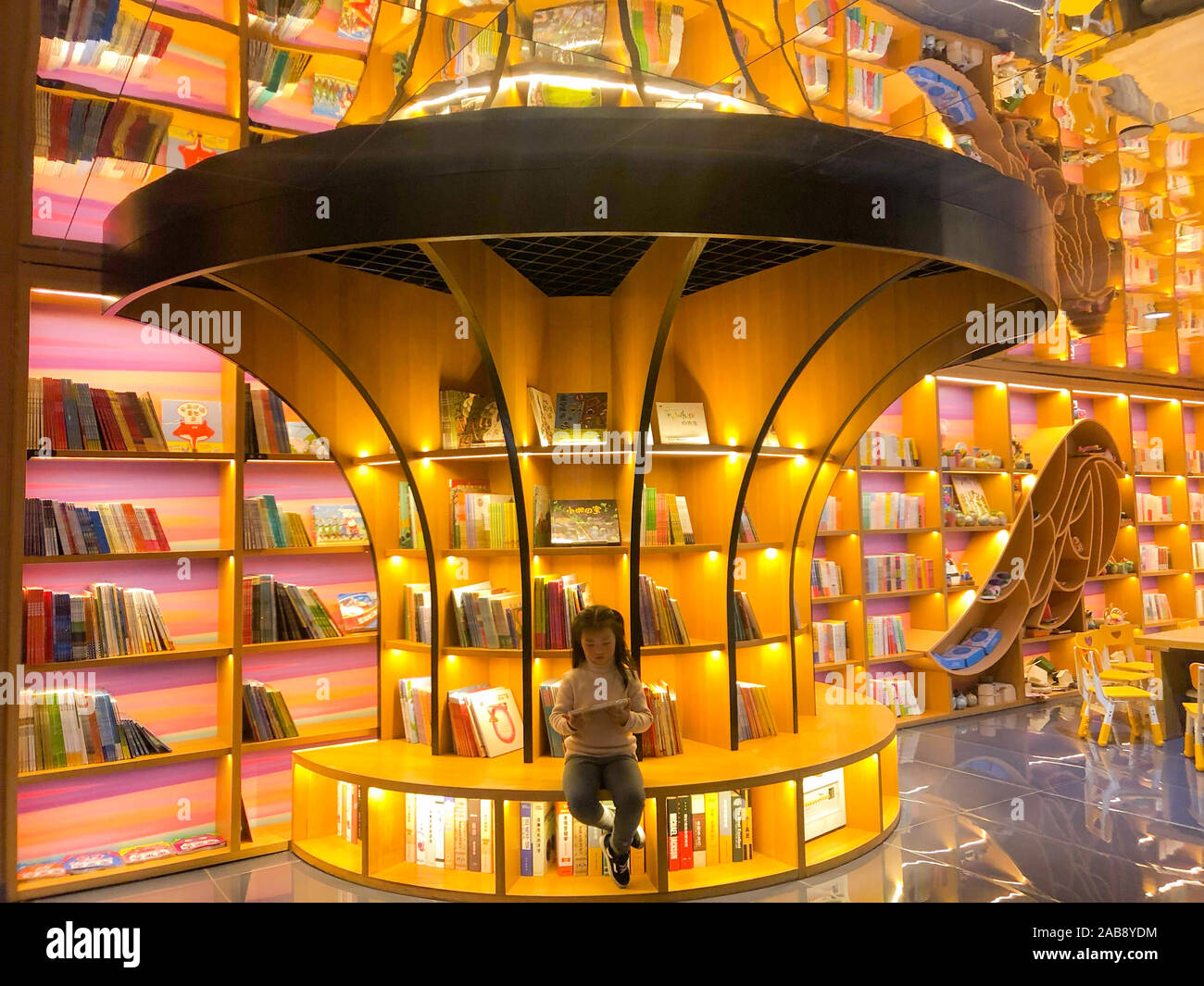 Ein chinesisches Mädchen liest ein Buch bei einer Filiale der trendigen Buchhandelskette der Engel in Hangzhou City, im Osten Chinas Provinz Zhejiang am 25. November Stockfoto