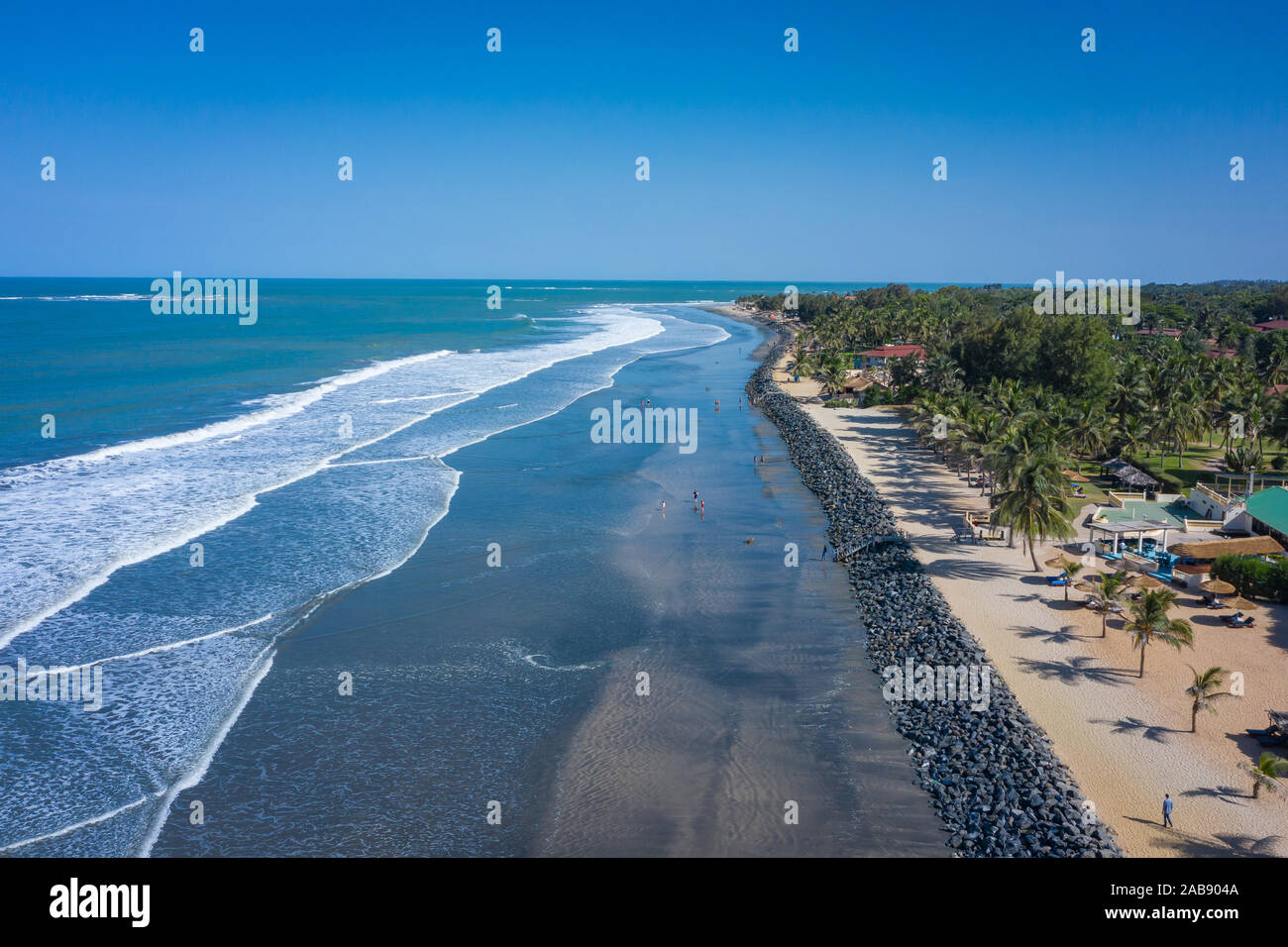 Luftbild des idyllischen Strand in der Nähe der Hotel senegambia Strip in Gambia, Westafrika. Stockfoto