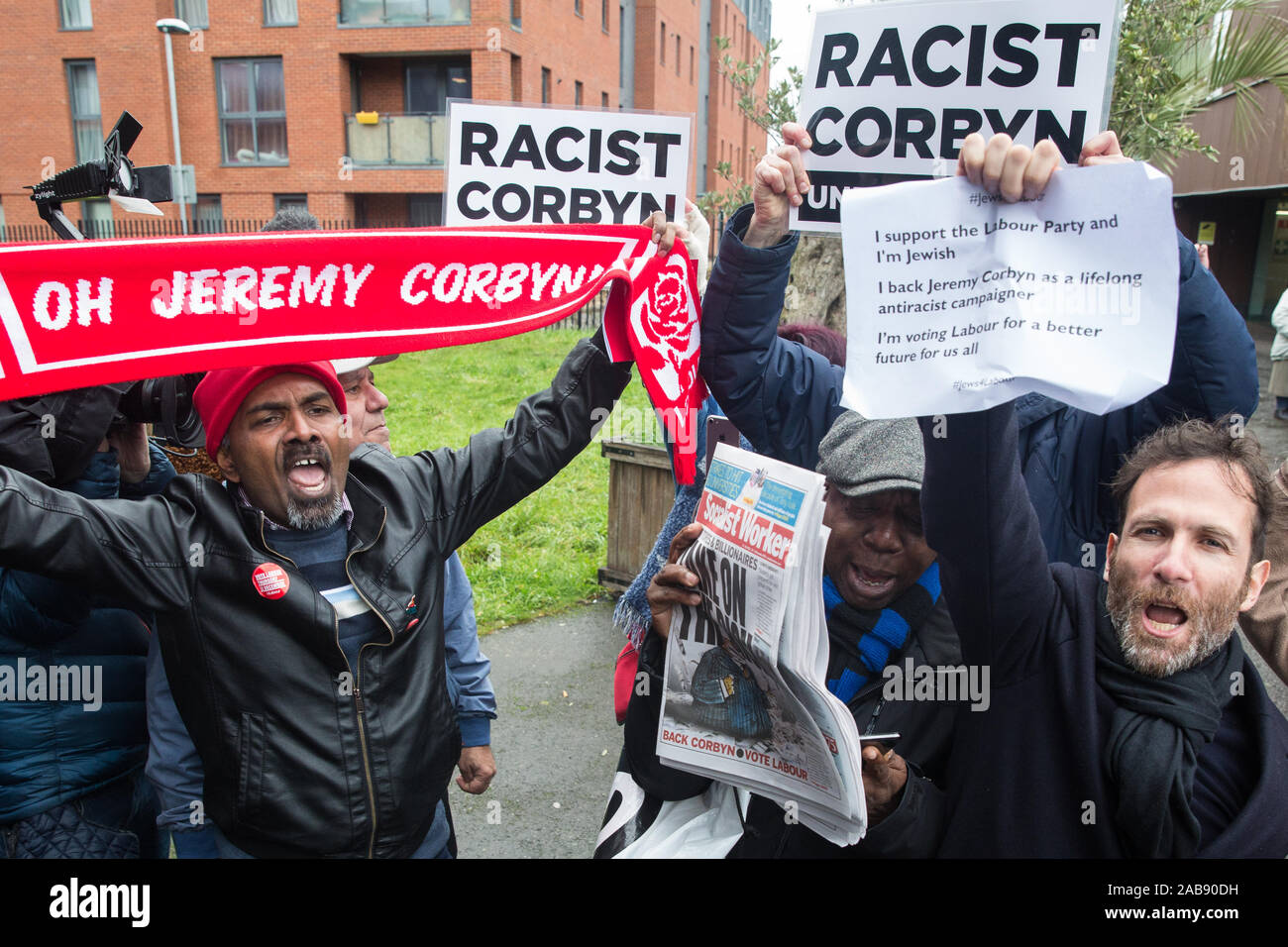 London, Großbritannien. 26. November 2019. Aktivistinnen der Kampagne gegen Antisemitismus und der Anhänger von Jeremy Corbyn Protest außerhalb der Bernie Grant Arts Center in Tottenham vor der Ankunft der Labour Party leader Jeremy Corbyn New Labour Rasse und Glauben Manifest zu starten. Credit: Mark Kerrison/Alamy leben Nachrichten Stockfoto