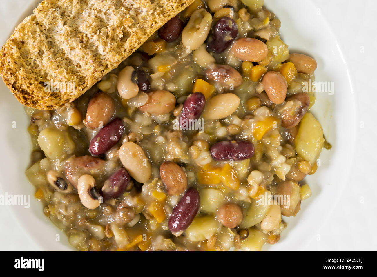 Piatto zuppa di legumi con crostino Vista da Sopra Stockfoto