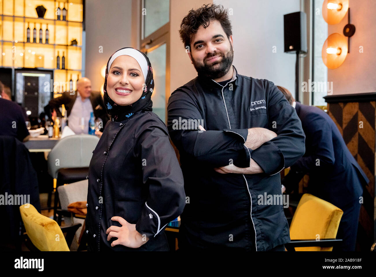 Berlin, Deutschland. 26 Nov, 2019. Malakeh Jazmati (l) und Gal Ben Moshe, beide Köche, wird auf einer Presseveranstaltung anlässlich der Vorstellung des Programms des Gourmet Festival' vorhanden sein Essen! Berlin' im Restaurant ELLA für ein Foto. Das Festival findet vom 20.02.2020 bis 01.03.2020. Credit: Christoph Soeder/dpa/Alamy leben Nachrichten Stockfoto