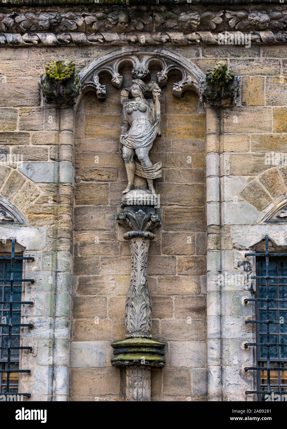 Abgenutzte alte weibliche Steinfigur und Wasserspeier-Schnitzereien am Stirling-Palastgebäude, Stirling Castle, Schottland, Großbritannien Stockfoto