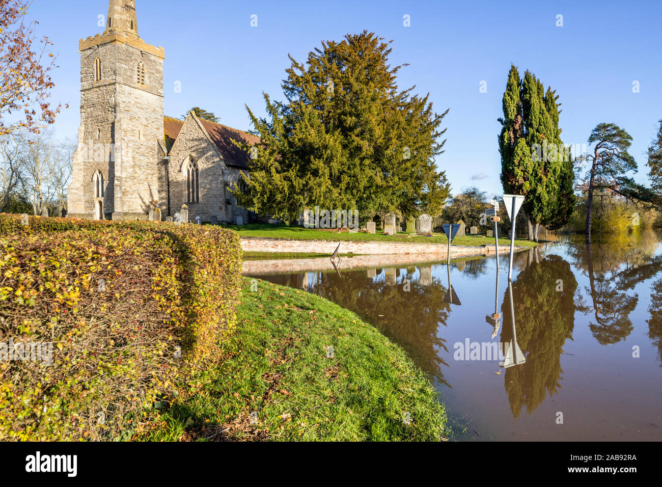 Hochwasser vom Fluss Severn bis zu den Kirchhof von St. Johannes der Täufer Kirche in den Severn Vale Dorf Chaceley, Gloucestershire, UK 18/11/2019 Stockfoto