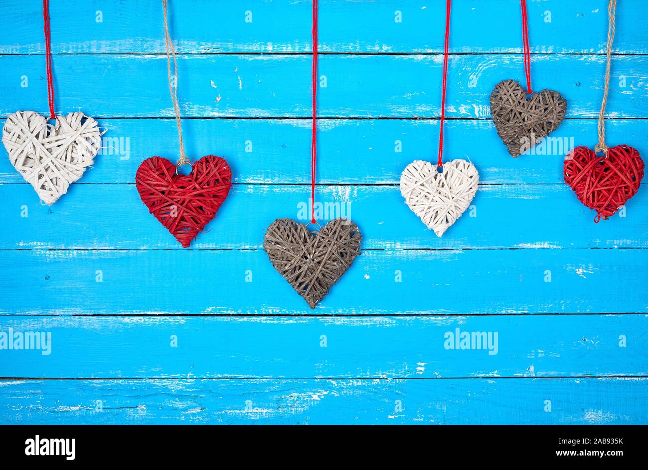Holz Hintergrund Mit Blauen Herzen In Einer Reihe Hangen Schwarz Weiss Stil Mit Farbigen Hot Spots Kopieren Sie Platz Fur Werbung Oder Freier Text Grusskarte Fur Mutter Oder Valentines Tag Stockfotografie Alamy