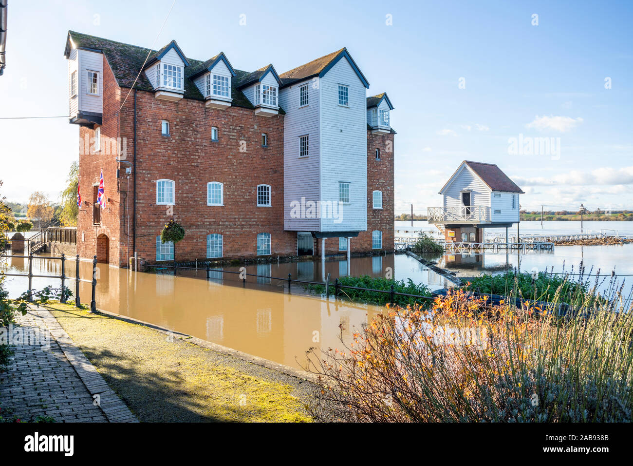 Abtei Mühle (Abel Fletchers Mühle) durch Hochwasser aus dem Fluss Avon am 18/11/2019 in Stroud, Gloucestershire, UK umgeben Stockfoto