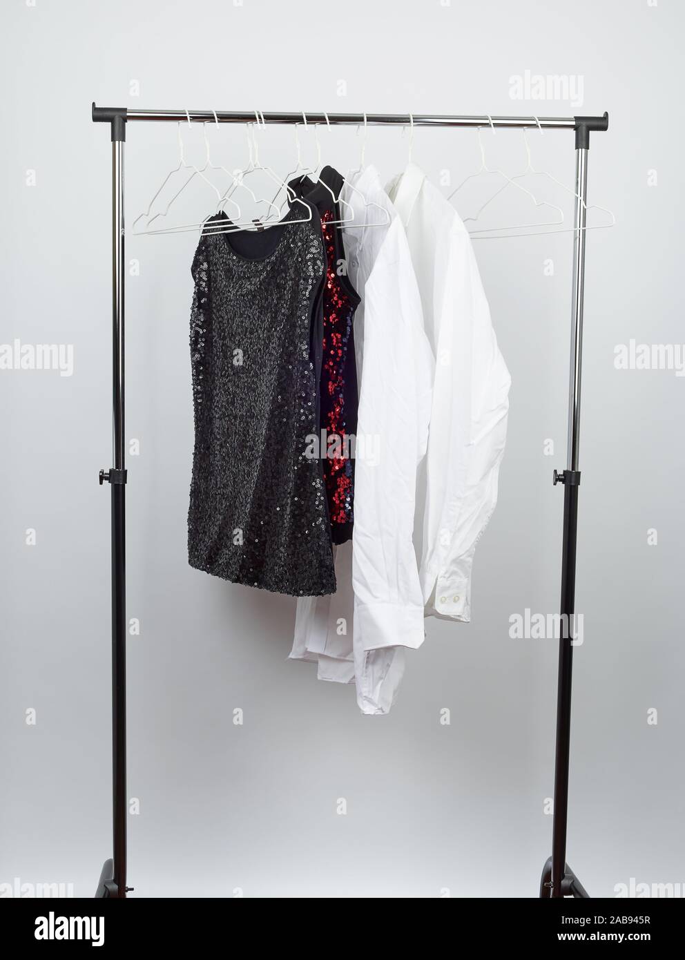 Der Schwarze Frauen Bluse Mit Roten Pailletten Hemden Fur Weisse Manner Auf Einem Weissen Bugeleisen Bugel Hangen Verkauf Konzept Stockfotografie Alamy