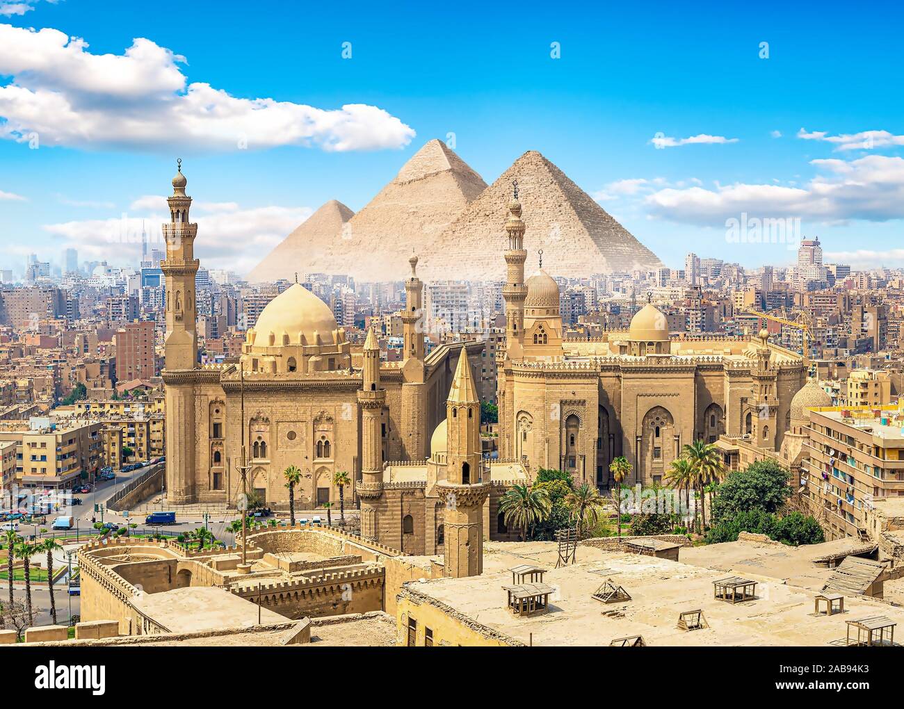 Blick auf die Sultan Hassan Moschee in Kairo und Pyramiden. Stockfoto