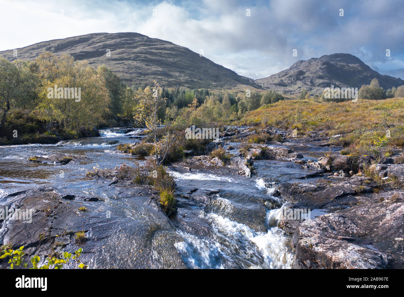 Niedriger Höhe drone Schießen über Kaskaden von Fluss Moriston am sonnigen, herbstlichen Morgen in der Nähe von Loch Cluanie in der nordwestlichen Highlands von Schottland Stockfoto