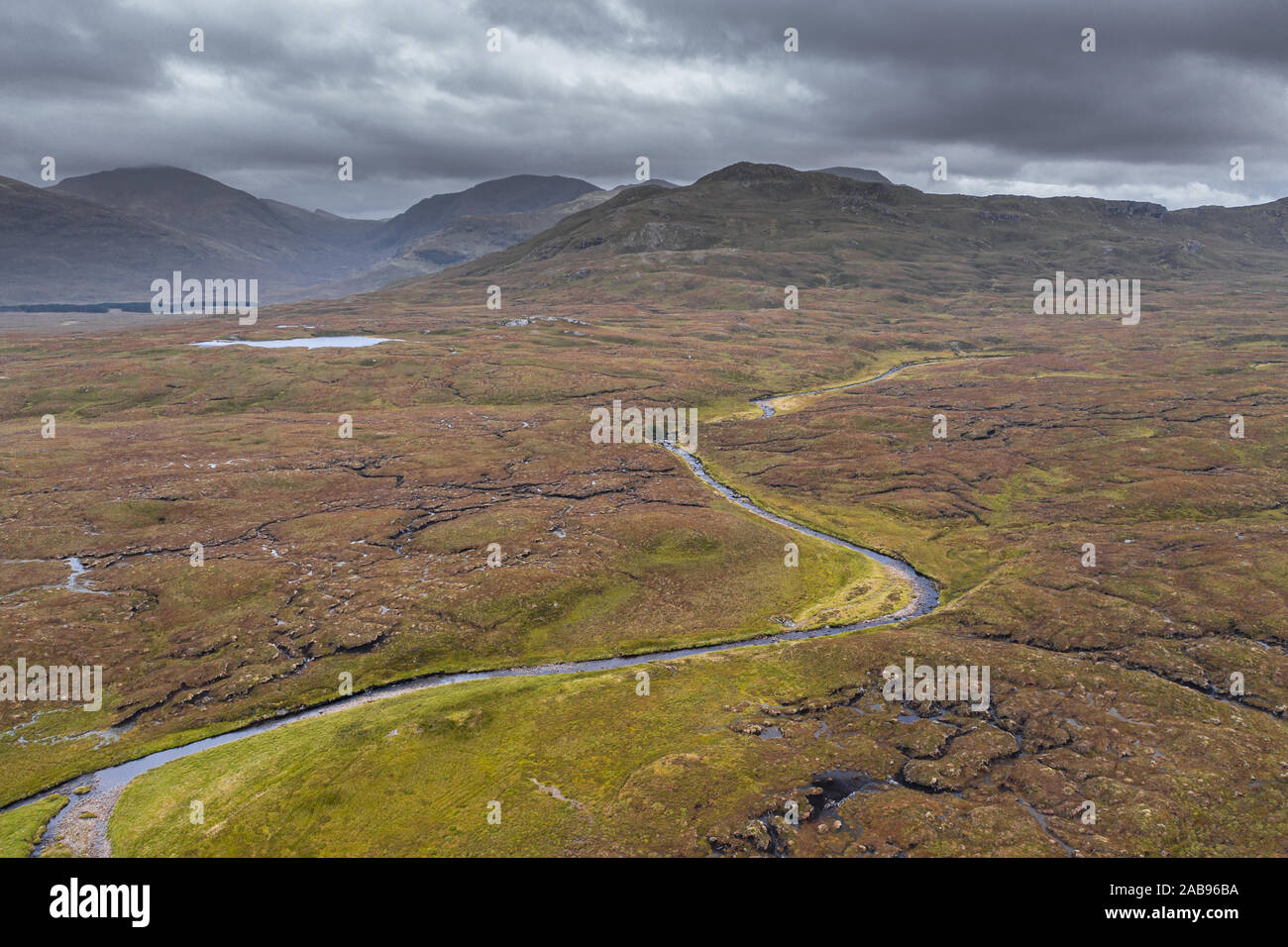 Luftaufnahme über malerische Feuchtgebiete umgebende Dundonnell River in der Nähe von Fairmore in der nordwestlichen Highlands von Schottland-NC500 Stockfoto