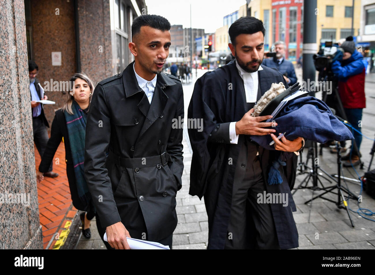 Beklagte Shakeel Afsar (links) verlässt Birmingham Civil Justice Center nach einem hohen Gericht Richter dauerhaft gesperrt Anti-LGBT-Proteste vor der Anderton Park Primary School in Birmingham. Stockfoto