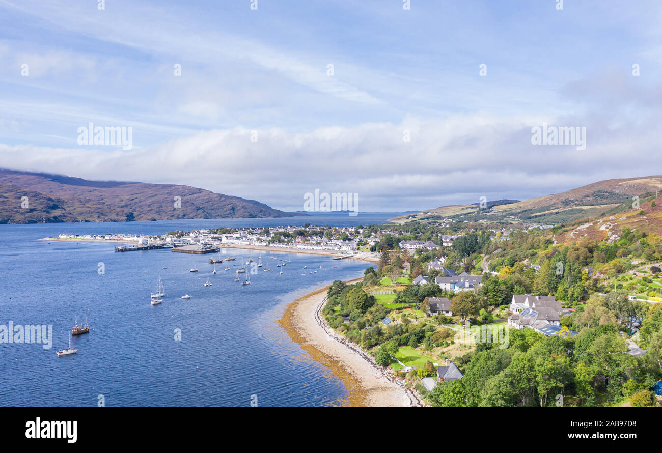 Höhe schießen über Ullapool Dorf am hellen herbstlichen Tag in der North West Highlands von Schottland-NC500 Stockfoto