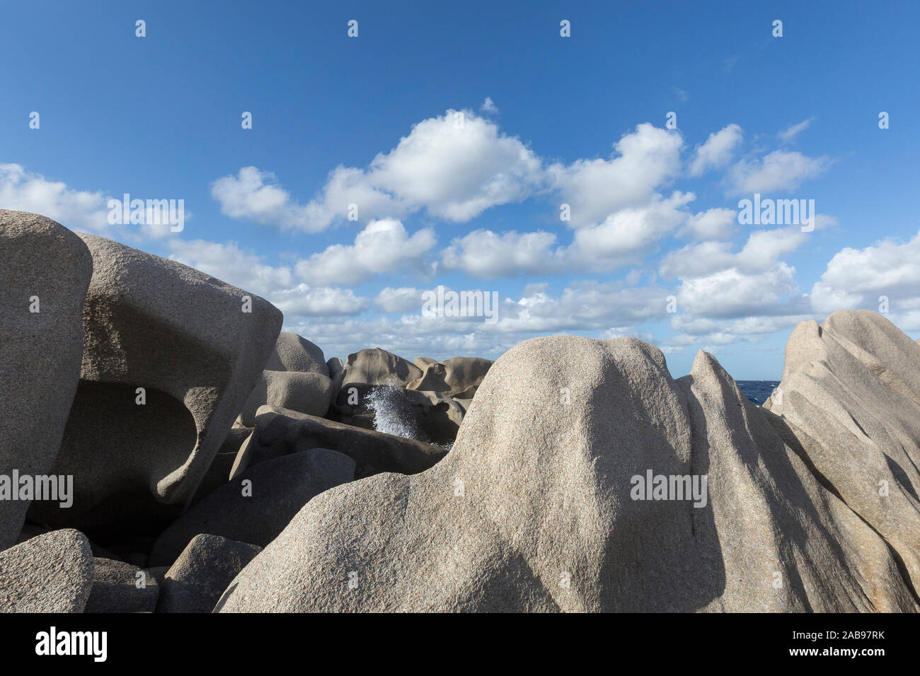 Felsen am Meer an einem sonnigen Tag am Capo Testa, Norden von Sardinien, Italien. Stockfoto