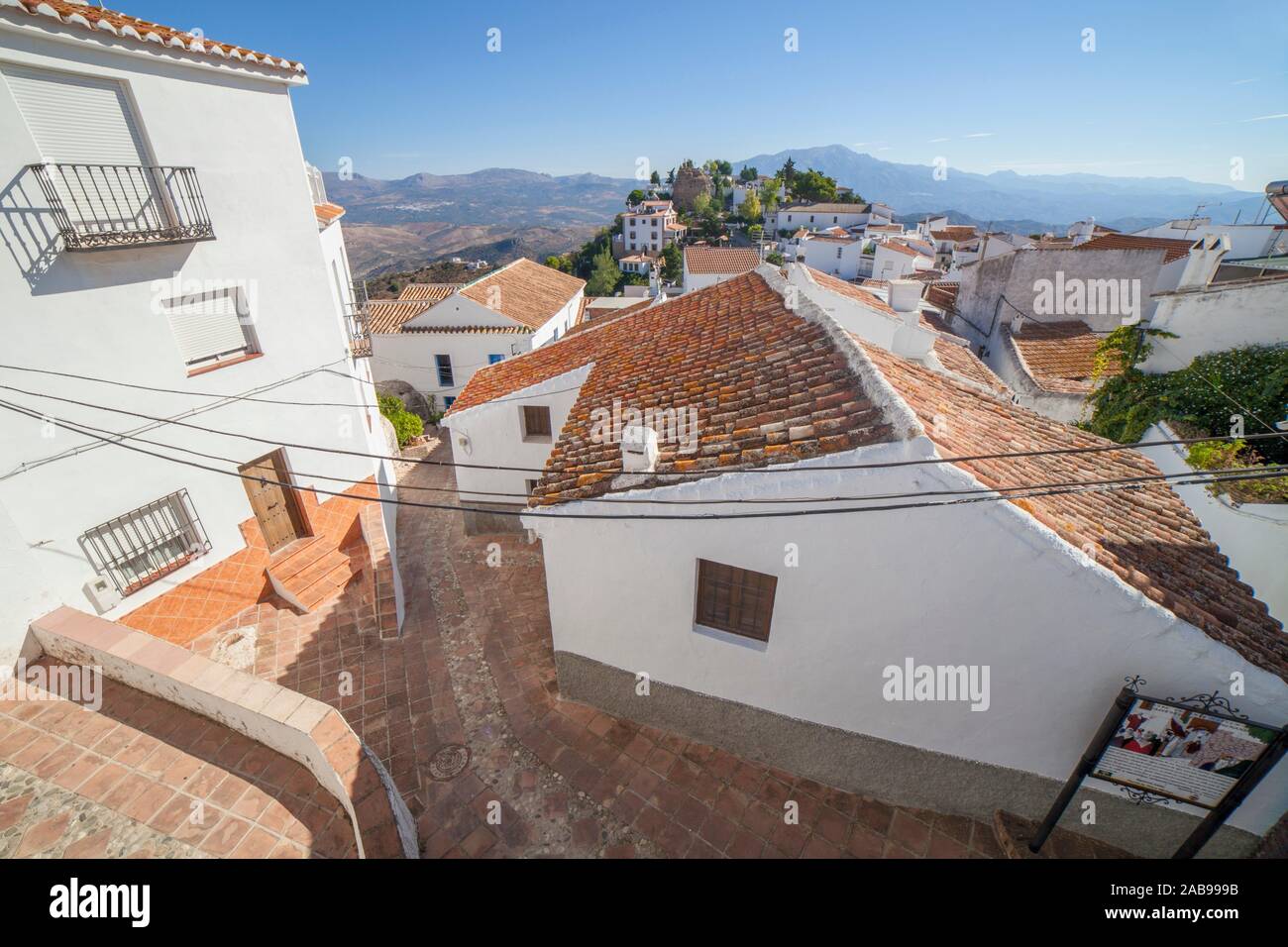 Sicht von verdiales Square maurische Festung in Parana, Malga, Spanien. Vhite Dorf auf dem Hügel namens Axarquía Balkon. Stockfoto