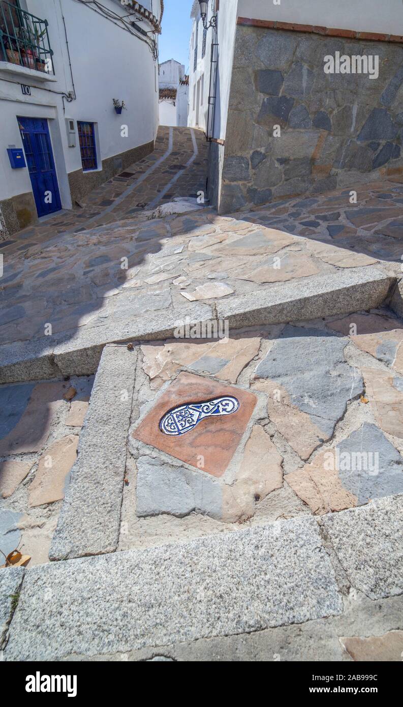 Auf den Spuren der Geschichte, Keramische Fliese footprint dazu benutzt, den Besucher der beste Weg um das Dorf von Comares, Axarquia Bezirk zu zeigen, Stockfoto