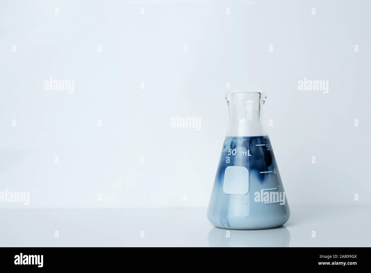 Single cremige opak blau grüne Lösung in der Wissenschaft Glaskolben in Chemie Labor Hintergrund Stockfoto